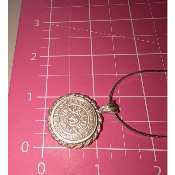 Vtg 925 Sterling Silver Rope Surround Capricorn Two-Sided Coin Pendant Necklace - Picture 6 of 7